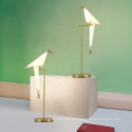 2020 im Angebot Elegantes Design Paper Crane Bird Tischlampe für Hotel